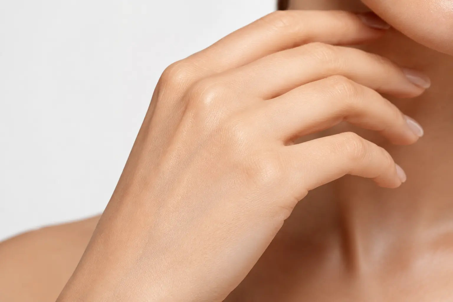 SKIN NEEDLING HANDS